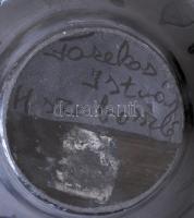 2db, "Fazekas István Hajdúszoboszló" jelzésű fekete kerámia edény (az egyiken repedés) / 
...