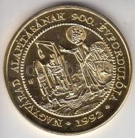 Lebó Ferenc (1960-) 1992. "László király szentté avatásának 800. évfordulója / Nagyvárad alapításának 900. évfordulója" aranyozott emlékérem (42,5mm) T:1