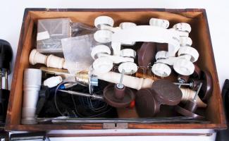 Vegyes bolhatétel: ajtózár, wireless egér, ledes zseblámpa, Yamaha furulya, stb. régi fa fiókban / 
...