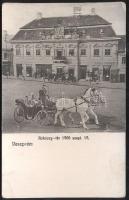 Veszprém Rákóczi tér, Pósa Endre nyomdája és könyvkötészete, Fekete Gyula és Braun Gyula kereskedései, az őszi hadgyakorlatok alkalmából Ferenc József a hintóban kollázs / collage (EK)