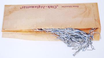 Cca 1920 karácsonyfadísz, eredeti papírcsomagolásában, kis szakadással, 26×8 cm