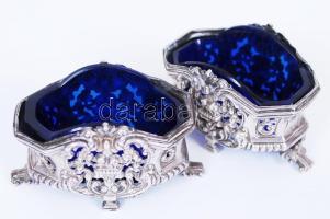 cca 1880 Áttört, növényi díszítésű, ezüstözött fűszertartó pár eredeti, kék, csiszolt üveggel /  A pair of silver plated salts with original, chiselled blue glass containers, 6,5x4x4cm