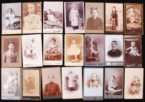 1880-1920 21db keményhátú fotó gyerekekről különféle műtermekből, vizitkártya méretben /  Vintage photos of children