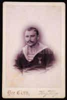 1914-1918 A Kaiserin Elisabeth osztrák-magyar hadihajó II. osztályú vitézségi éremmel kitüntetett matrózának portréja Hongkongból, kabinetfotó méretben /  Portrait of a mariner of SMS Kaiserin Elisabeth Austro-Hungarian cruiser from Hong Kong