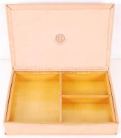 cca 1980 A Parlament dombornyomott képével díszített, "Budapest" feliratú, bőrborítású, fa dohányzódobozka, 21x14x4,5cm