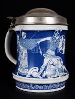 Akhilleusz és Memnón párviadalát ábrázoló, antik stílusú, ónfedeles, jelzett Hollóházi porcelán söröskorsó /  Porcelain beer jug with tin lid, 13cm