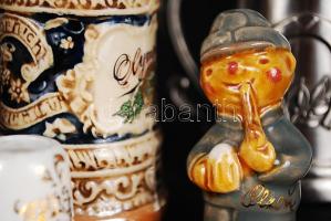 Kis sörös szuvenírtétel: korsó alakú fém asztali öngyújtó, korsó alakú kerámia sószóró, mini kerámia...