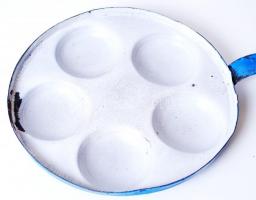 Régi, zománcozott, vas tarkedlisütő, 50cm