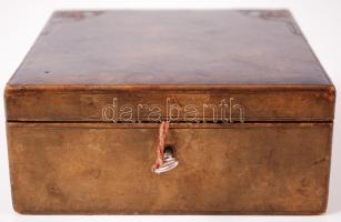 cca 1900 Szecessziós, bőr borítású ékszeres ládika kulccsal /  Art nouveau leather covered jewellery box with key, 16x15x7cm