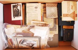 1945 előtt Izgalmas bolhatétel: fotógyűjtemény, közte katonafotók, eredeti, bontatlan doboz Csongor szivar, fém cigarettatárca, bronz szelence sérült ezüst (Ag) gyűrűvel, rózsafüzérrel, bizsukkal receptkönyvek, népiskolai, tánciskolai értesítők, klf okmányok és iratok, imakönyvek etc.