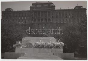 1941 Vadas Ernő (1899-1962): I. világháborúban elesett magyar tüzérek emlékművéről készült vintage alkotás, 18x24 cm-es méretben, pecsételt, aláírt