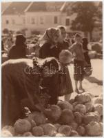 1943 Matheisel József: Káposzta vásárlás című vintage alkotása, 18x24 cm-es méretben. A Fotószemle című lap képbírálatával ellátva, feliratozott.