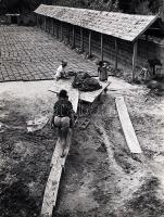 1974 Kalocsai Rudolf: Téglavetők című szociofotója, vintage kópia, 30x40cm-es méretben