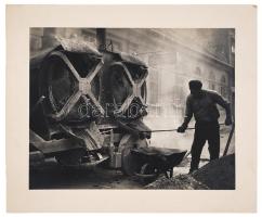 1940 Ismeretlen szerző 24x30cm-es szociofotója aszfaltozó munkásról, Budapesten