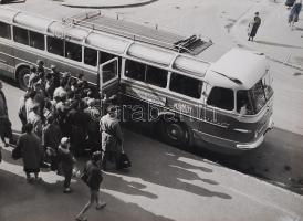 Cca 1960 Dr. Sólyi József: Iskolai kirándulás című, 30x40cm-es, vintage alkotása, pecsételt. A képen nagyméretű Ikarus 55-ös autóbusz