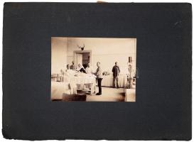 1945 előtti 3db nagyobb méretű fénykép hadi kórházakból (műtő, csoportkép)
