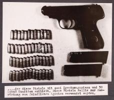 Cca 1950 38db fotó albumba ragasztva, német nyelvű felirattal ellátva arról, hogyan csempésztek pénz...