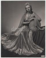 cca 1930 Angelo (1894-1974) műtermi, vintage fotója, matricával jelzett, 22x17 cm