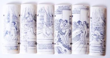 Erotikus jelenetet ábrázoló 6 db 4,5x12 cm-es csontlapocska. Kézzel festett. / 
Erotic scenes 6 piec...