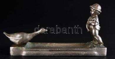 Pisilő fiú és gúnár, bronz asztali tárgy / 
Peeing boy and goose, bronze plate, 17x8x4,5cm