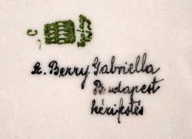 cca 1930 Sz. Berry Gabriella által festett, aranyozott, jelzett Zsolnay porcelán dísztányér / 
Hand ...