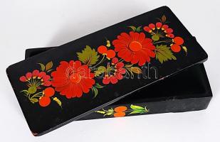 Festett népi fadoboz és egy karcagi mázas kerámia falitányér (tányér sérült) / 
Folkloristic plate a...