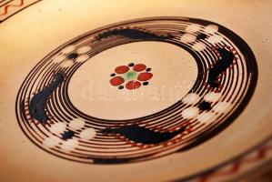 Festett népi fadoboz és egy karcagi mázas kerámia falitányér (tányér sérült) / 
Folkloristic plate a...