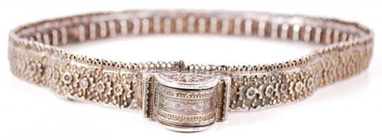 1908-1926 Ezüst (Ag) öv bőrre fűzött veretekből, aranyozott ezüst filigránból rakott növényi motívumokkal és niello-díszítéssel, 84 zolotniki (875/1000) tisztaságú kaukázusi jelzéssel és "AI" mesterjeggyel /  Silver belt from the Caucasus on a leather base, with gold plated filigree floral decoration and niello inlay, 84 zolotniki (875/1000) fineness hallmark and "AI" maker's mark, 77cm, br: 607gr