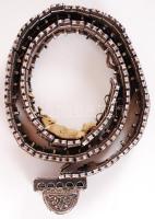 1908-1926 Ezüst (Ag) öv bőrre fűzött veretekből, aranyozott ezüst filigránból rakott növényi motívum...