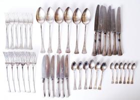 1872-1966 Komplett ezüst (Ag) étkészlet 3 különféle, 800-as tisztaságú, monarchiabeli és magyarországi jelzéssel és mesterjeggyel: 6db kés, villa, evőkanál, süteményes villa, teáskanál, mokkáskanál, és 6db sérült kés /  Silver cutlery set with 800/1000 fineness Austro-Hungarian and Hungarian hallmarks, 2188gr