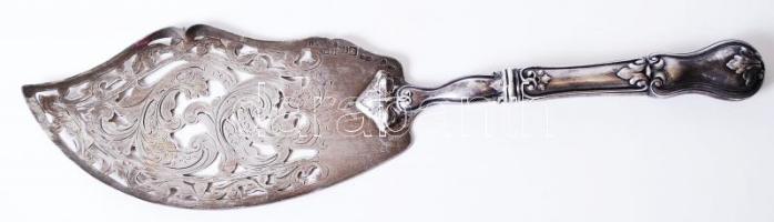 1851 Áttört ezüst (Ag) tortalapát vésett növényi ornamentikával, poncolt szőlőlevelekkel díszített nyéllel, 84 zolotniki (875/1000) tisztaságjelzéssel a cári Szentpétervárból /  84 zolotniki (875/1000) pure, pierced silver cake server with floral decoration from Tsarist Saint Petersburg, 32cm, 146gr
