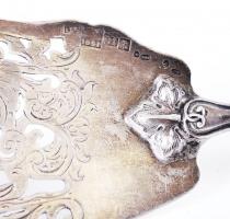 1851 Áttört ezüst (Ag) tortalapát vésett növényi ornamentikával, poncolt szőlőlevelekkel díszített n...