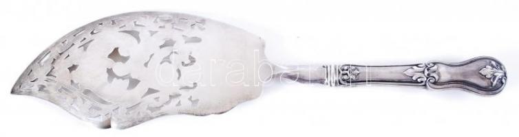 1851 Áttört ezüst (Ag) tortalapát vésett növényi ornamentikával, poncolt szőlőlevelekkel díszített n...