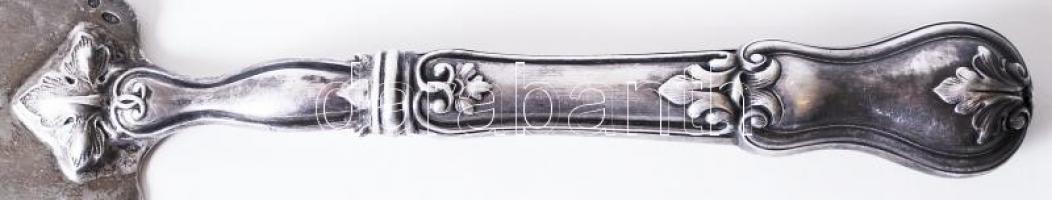 1851 Áttört ezüst (Ag) tortalapát vésett növényi ornamentikával, poncolt szőlőlevelekkel díszített n...