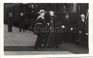 1938 Eucharisztikus Kongresszus, Budapest; Horthy Miklós kormányzó a Keleti Pályaudvar peronján köszönti Pacelli bíboros pápai legátust