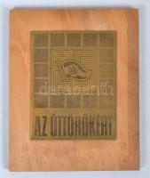 ~1970. "Az Úttörőkért" fém plakett fa talapzaton 15x12cm