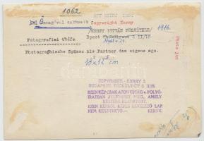 1916 Kerny István (1879-1963): Önmagával sakkozik (Fotográfiai tréfa). Trükkfotó, hátoldalán szerzői...