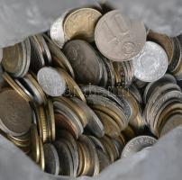 Vegyes fémpénz, magyar és külföldi pénzekkel összesen 1750g T:vegyes