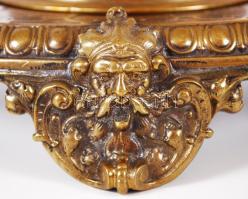 cca 1900 Jelzett, réz szombati gyertyatartó, és egy díszes bronz tinta- és tolltartó fújtüveg betétt...