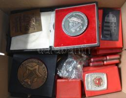 Vegyes szocialista kitüntetés és plakett tétel, közte 7db kitüntetés dobozban, emellett sportérmek szalagsávok, jelvények és adományozói dobozok T:vegyes