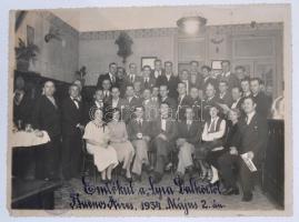 1934 Buenos Aires Lyka magyar dalkör tagjainak és a világutazó Barthy Sulkowszky párosnak közös fotója, hátul a tagok aláírásaival / 1934 Photo of the Buenos Aires Lyka Hungarian choral ensemble and the world-wanderer Hungarian Bartha-Sulkowszky couple 24x18 cm