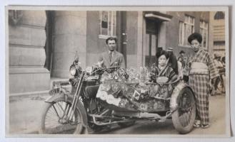 cca 1934 Koreai város. A világutazó Bartha-Sulkowszky páros fotója / cca 1934 Photo of the world-wanderer Hungarian Bartha-Sulkowszky couple in Korea, 14x9 cm