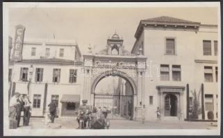 cca 1934 Los Angeles, a Paramount stúdió előtérben a világutazó Bartha-Sulkowszky párossal / cca 1934 Photo of the world-wanderer Hungarian Bartha-Sulkowszky couple in Los Angeles at the Paramount Studio, 14x9cm