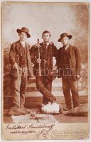 1908 Három magyar vándor nyomdászlegény Frankfurtban, keményhátú fénykép, kabinetfotó méretben /  Hungarian vagabond printer's apprentices in Frankfurt, vintage photo, 17x10,5cm