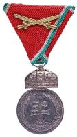 1922. "Magyar Koronás Ezüstérem hadiszalagon kardokkal" ezüstözött Br kitüntetés zöld-fehár sávú vörös mellszalagon T:2 Hungary 1922. "Silver Medal with the Holy Crown of Hungary on wartime ribbon with swords" silver-plated Br decoration C:XF