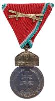 1922. "Magyar Koronás Bronzérem hadiszalagon kardokkal" hadifém kitüntetés zöld-fehár sávú vörös mellszalagon T:2 Hungary 1922. "Bronze Medal with the Holy Crown of Hungary on wartime ribbon with swords" zinc decoration C:XF