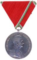 1939. "Magyar Nagy Ezüst Vitézségi Érem" fémjel nélküli ezüstözött Br kitüntetés mellszalagon (40mm/23.66g) T:2 Hungary 1939. "Large Medal for Bravery" silver-plated Br decoration on ribbon without hallmark (40mm/23.66g) C:XF