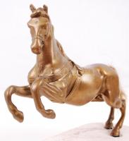 Ágaskodó ló. Bronzírózott spiáter, mészkő talapzaton, m:21 cm, h:20 cm