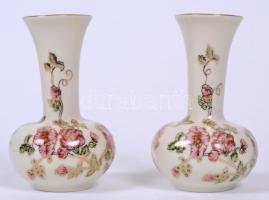 Egy pár, bazsarózsákkal díszített, kézzel festett, aranyozott, jelzett Zsolnay vázácska /  A pair of Zsolay vase with hand painted floral decoration and gold plating, 12cm