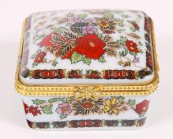 Kis porcelántétel: matricás díszítésű ékszeres dobozka Kékestetőről, és egy tojás alakú bonbonier Wi...